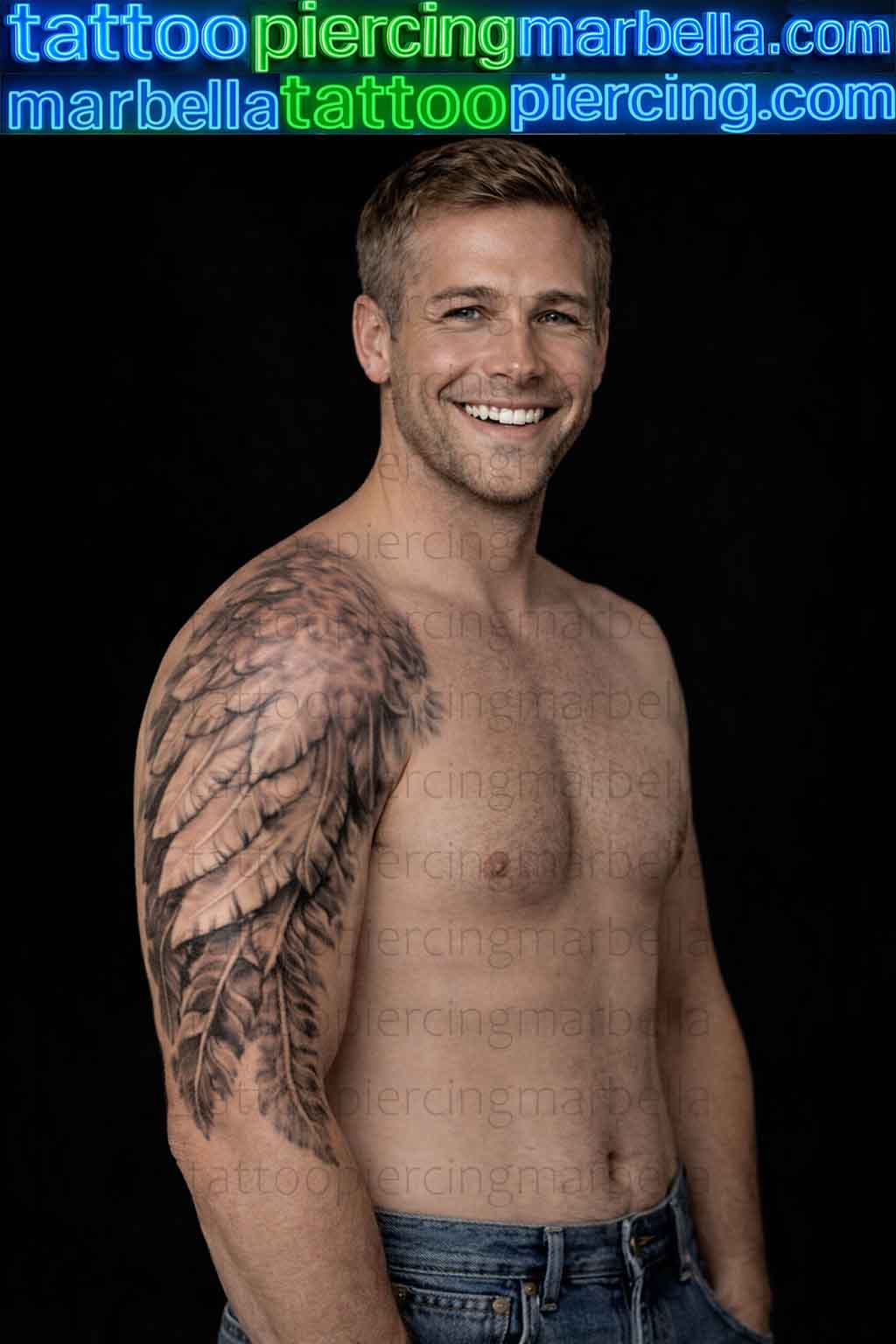 tatuaje-artistico-alas-brazo-hombre-hyperrealista-marbella
